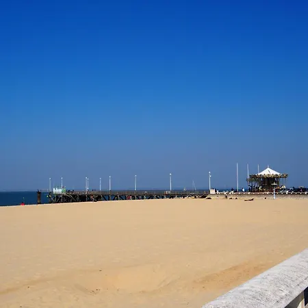 A Arcachon: Plages Et Commerces A Pied, Balcon, Parking, 4 Couchages * Arcachon